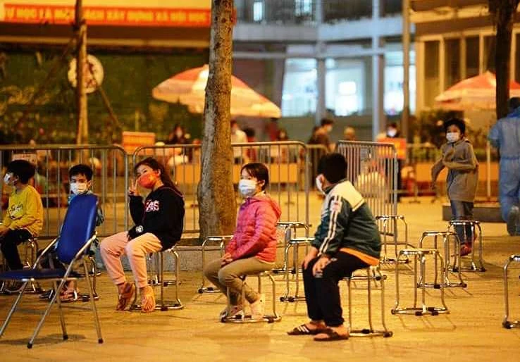 Xúc động 15 học sinh đầu tiên của Trường Tiểu học Xuân Phương được về nhà ăn tết ảnh 2 Xúc động 15 học sinh đầu tiên của Trường Tiểu học Xuân Phương được về nhà ăn tết ảnh 2
