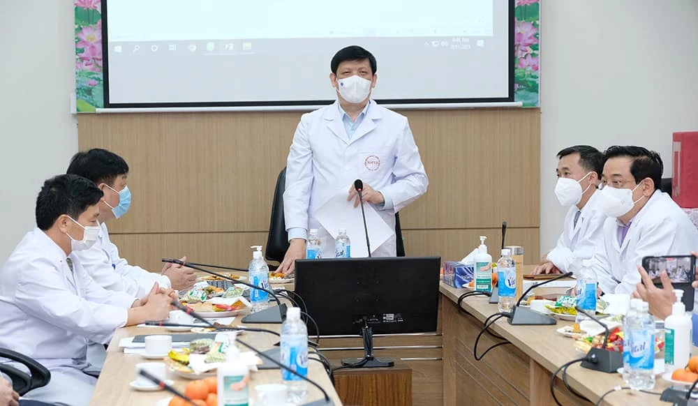 Giao thừa đặc biệt của Bộ trưởng Nguyễn Thanh Long và các y, bác sĩ điều trị bệnh nhân Covid-19 ảnh 1 Giao thừa đặc biệt của Bộ trưởng Nguyễn Thanh Long và các y, bác sĩ điều trị bệnh nhân Covid-19 ảnh 1