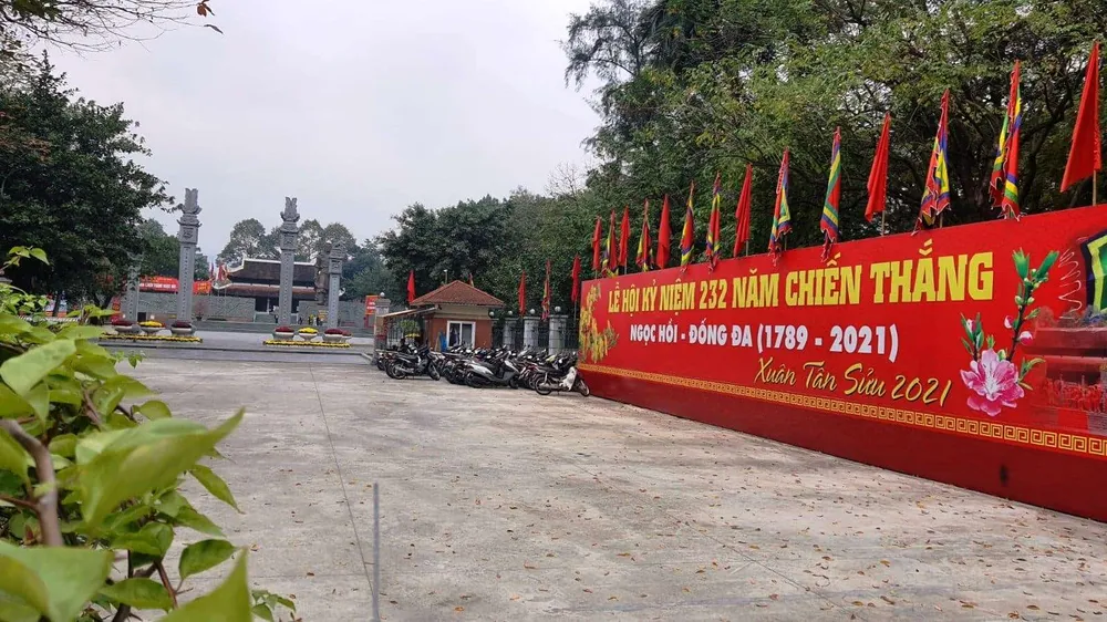 Hà Nội vắng lặng như giãn cách xã hội ảnh 11