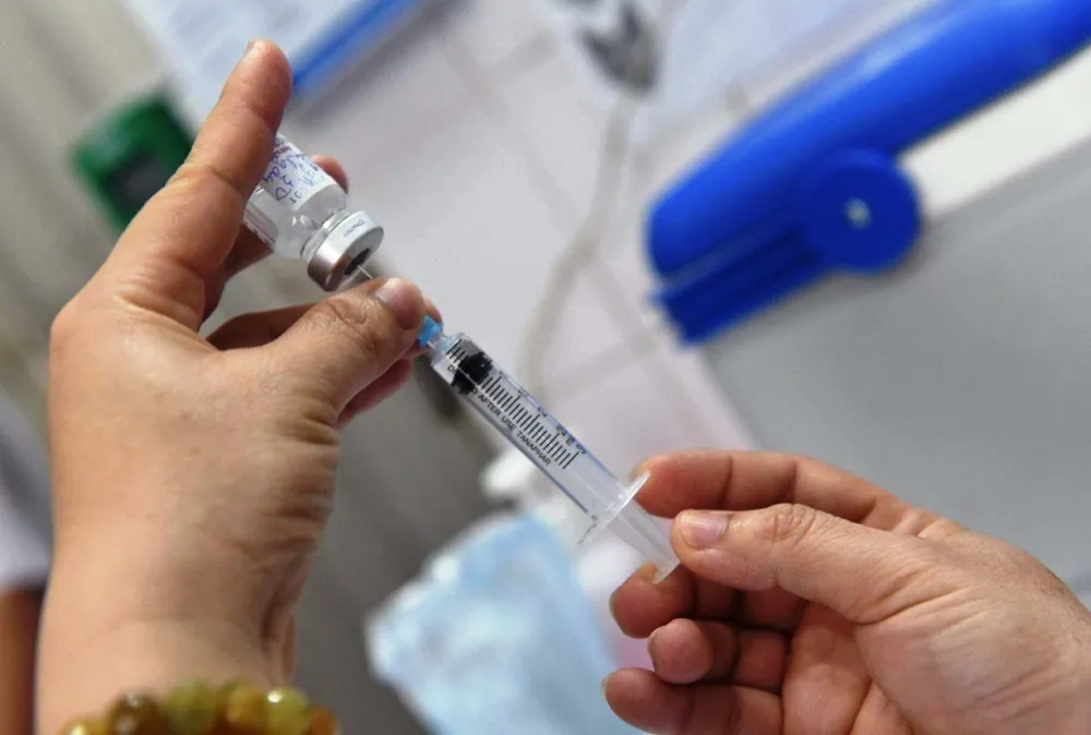 Bộ Y tế khuyến cáo theo dõi phản ứng thông thường nhưng diễn biến nặng sau tiêm vaccine Covid-19 ảnh 1 Bộ Y tế khuyến cáo theo dõi phản ứng thông thường nhưng diễn biến nặng sau tiêm vaccine Covid-19 ảnh 1