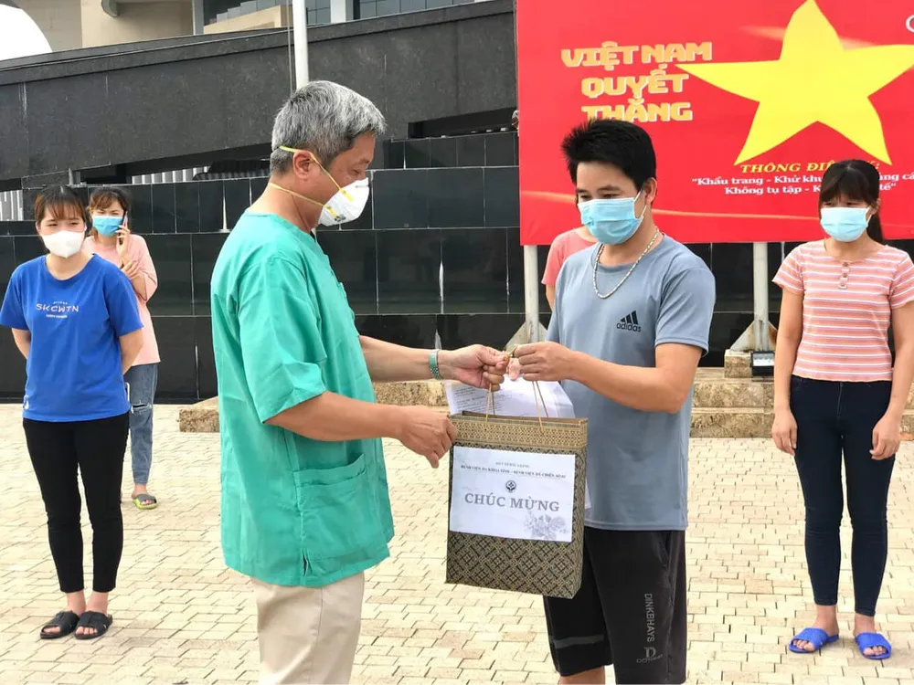 21 bệnh nhân đầu tiên ở Bệnh viện Dã chiến số 2 Bắc Giang được ra viện ảnh 2 21 bệnh nhân đầu tiên ở Bệnh viện Dã chiến số 2 Bắc Giang được ra viện ảnh 2