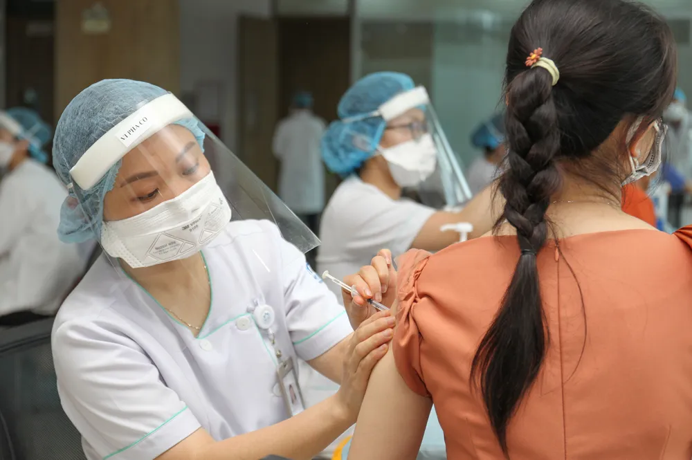 Tiêm vaccine phòng Covid-19 tại khu công nghệ cao, TPHCM. Ảnh: HOÀNG HÙNG