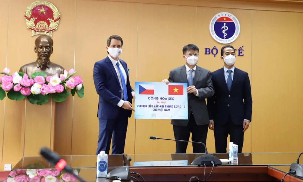 Cộng hòa Séc trao tặng Việt Nam hơn 250.000 liều vaccine AstraZeneca và Moderna ảnh 1 Cộng hòa Séc trao tặng Việt Nam hơn 250.000 liều vaccine AstraZeneca và Moderna ảnh 1