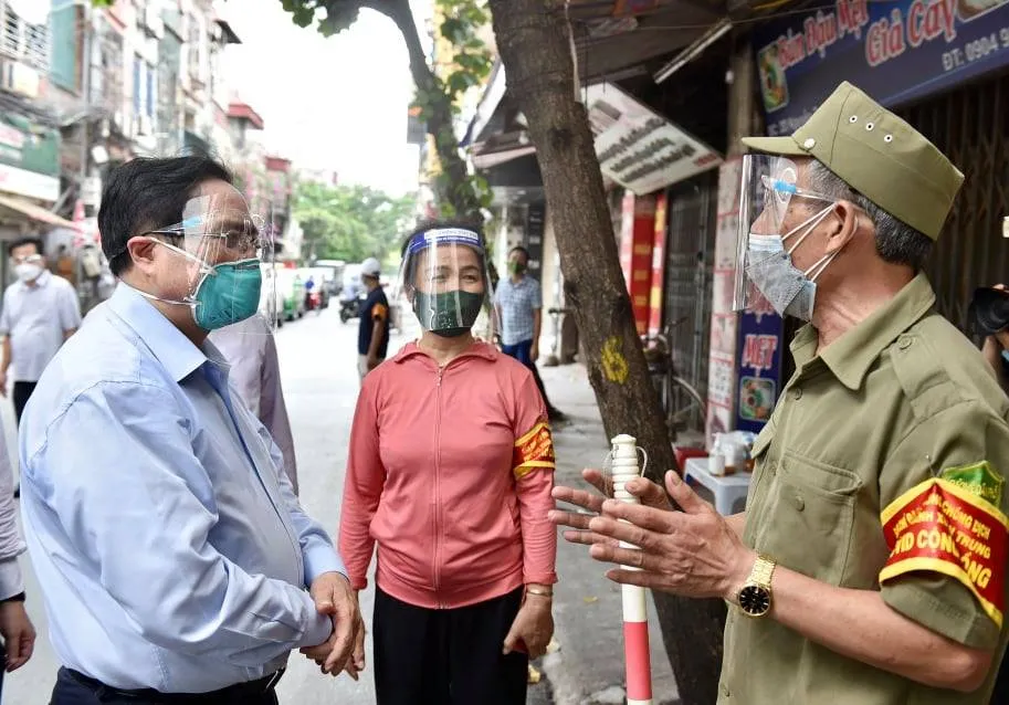 Thủ tướng kiểm tra bệnh viện dã chiến hiện đại điều trị Covid-19 và thị sát “điểm nóng” ở Hà Nội ảnh 5 Thủ tướng kiểm tra bệnh viện dã chiến hiện đại điều trị Covid-19 và thị sát “điểm nóng” ở Hà Nội ảnh 5