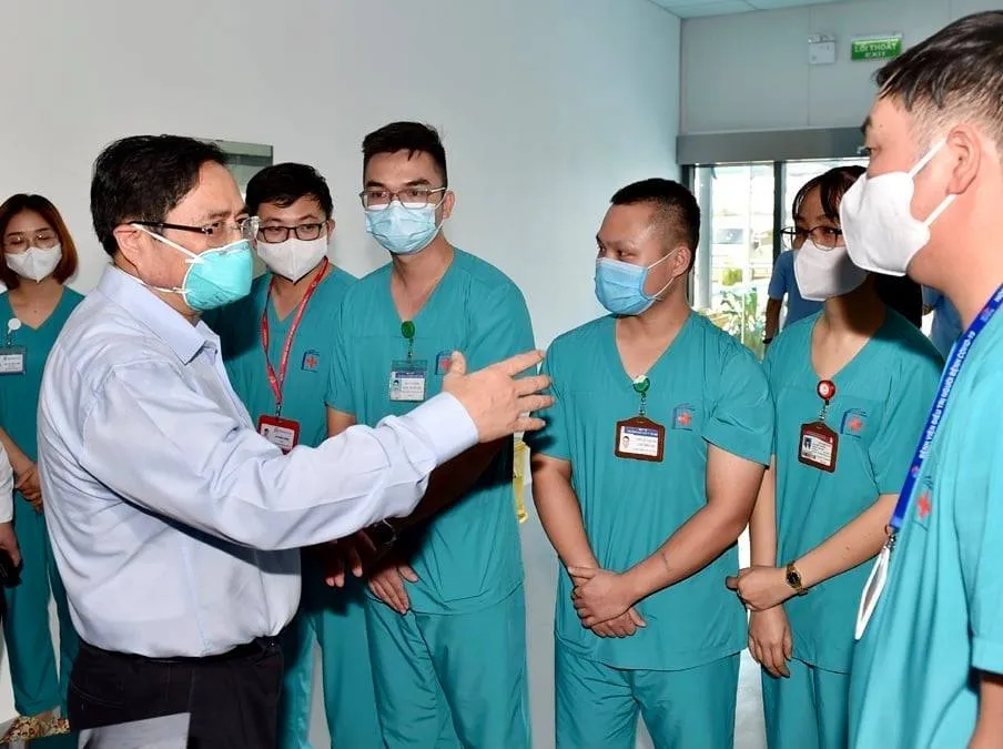 Thủ tướng kiểm tra bệnh viện dã chiến hiện đại điều trị Covid-19 và thị sát “điểm nóng” ở Hà Nội ảnh 1 Thủ tướng kiểm tra bệnh viện dã chiến hiện đại điều trị Covid-19 và thị sát “điểm nóng” ở Hà Nội ảnh 1