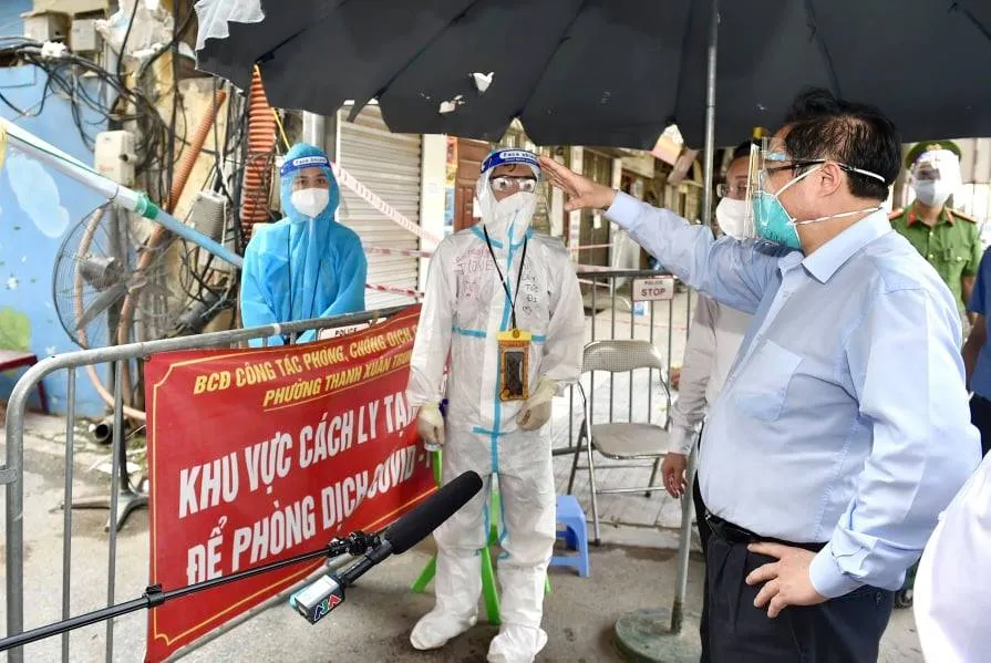 Thủ tướng kiểm tra bệnh viện dã chiến hiện đại điều trị Covid-19 và thị sát “điểm nóng” ở Hà Nội ảnh 4 Thủ tướng kiểm tra bệnh viện dã chiến hiện đại điều trị Covid-19 và thị sát “điểm nóng” ở Hà Nội ảnh 4