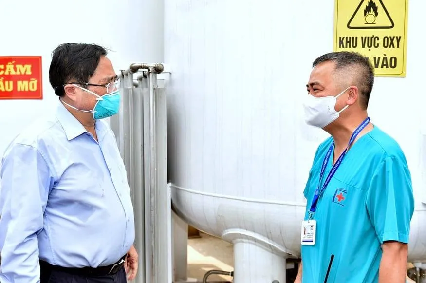 Thủ tướng kiểm tra bệnh viện dã chiến hiện đại điều trị Covid-19 và thị sát “điểm nóng” ở Hà Nội ảnh 2 Thủ tướng kiểm tra bệnh viện dã chiến hiện đại điều trị Covid-19 và thị sát “điểm nóng” ở Hà Nội ảnh 2