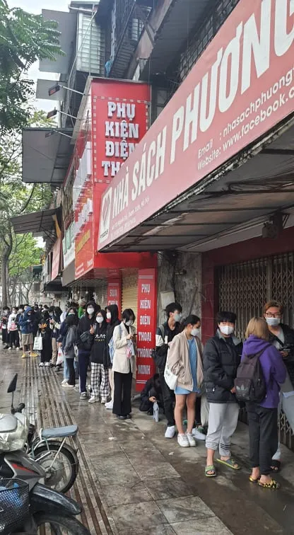 Hàng ngàn bạn trẻ xếp hàng suốt đêm để “săn”… sách ảnh 4 Hàng ngàn bạn trẻ xếp hàng suốt đêm để “săn”… sách ảnh 4