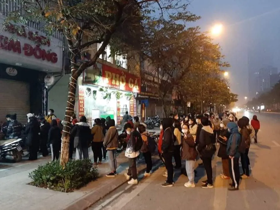 Hàng ngàn bạn trẻ xếp hàng suốt đêm để “săn”… sách ảnh 1 Hàng ngàn bạn trẻ xếp hàng suốt đêm để “săn”… sách ảnh 1