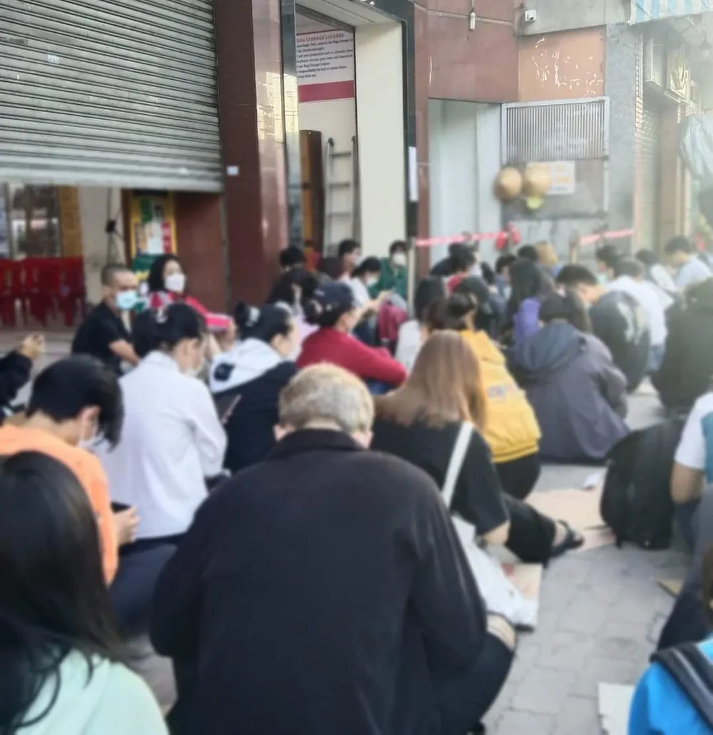 Hàng ngàn bạn trẻ xếp hàng suốt đêm để “săn”… sách ảnh 3 Hàng ngàn bạn trẻ xếp hàng suốt đêm để “săn”… sách ảnh 3