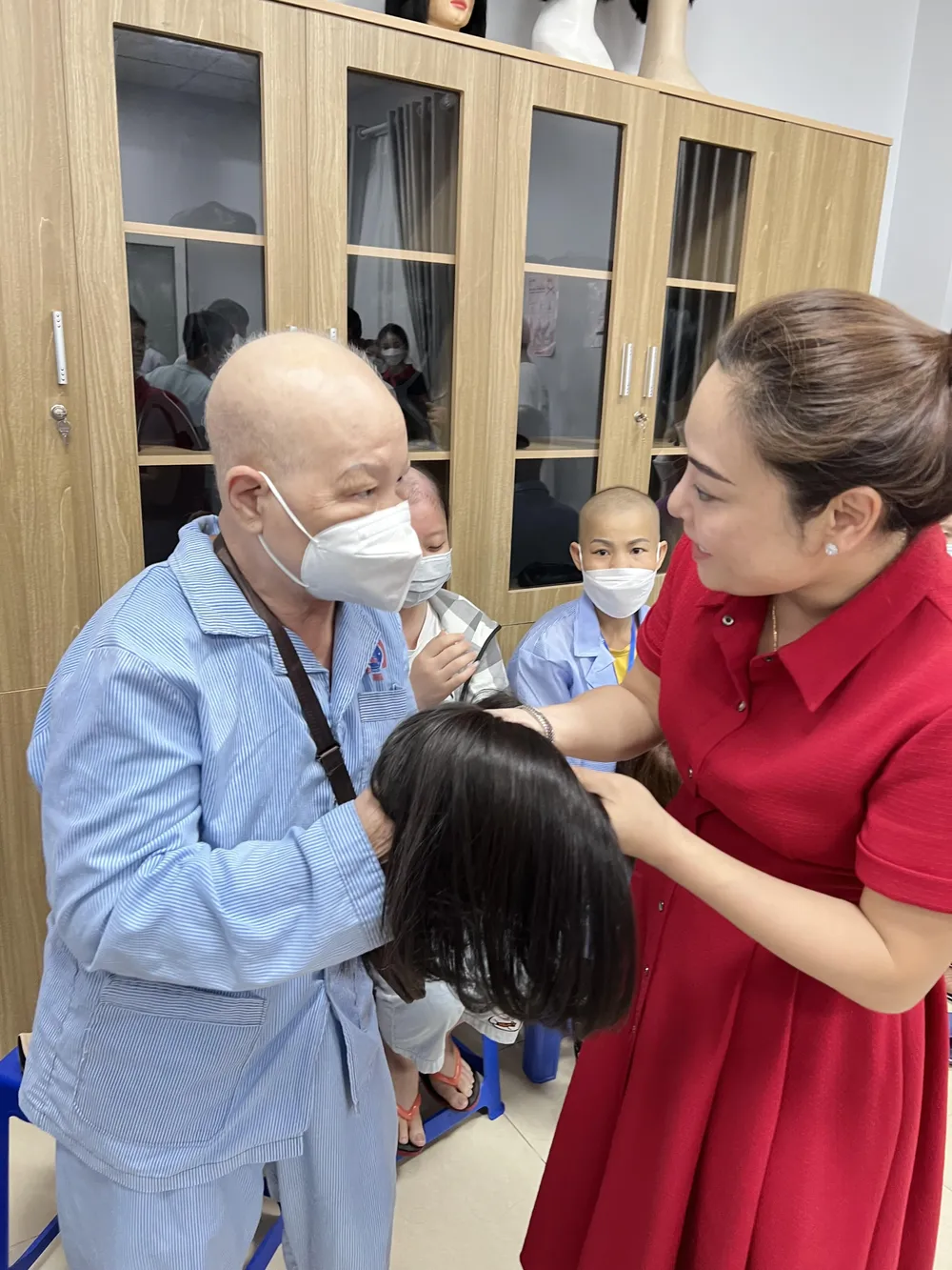 Chia sẻ tóc cho phụ nữ ung thư, tiếp thêm nghị lực chiến thắng bệnh hiểm nghèo ảnh 2 Chia sẻ tóc cho phụ nữ ung thư, tiếp thêm nghị lực chiến thắng bệnh hiểm nghèo ảnh 2