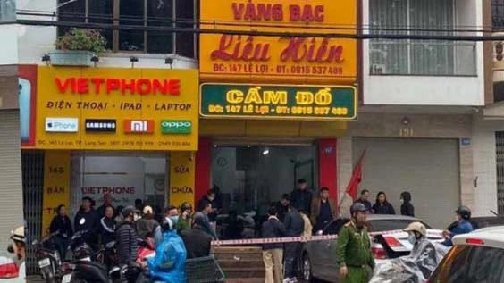 Lực lượng chức năng phong tỏa hiện trường vụ cướp tiệm vàng