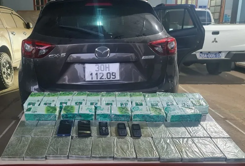 Chiếc xe ô tô do Long điều khiển và số ma túy thu giữ được trên xe Chiếc xe ô tô do Long điều khiển và số ma túy thu giữ được trên xe