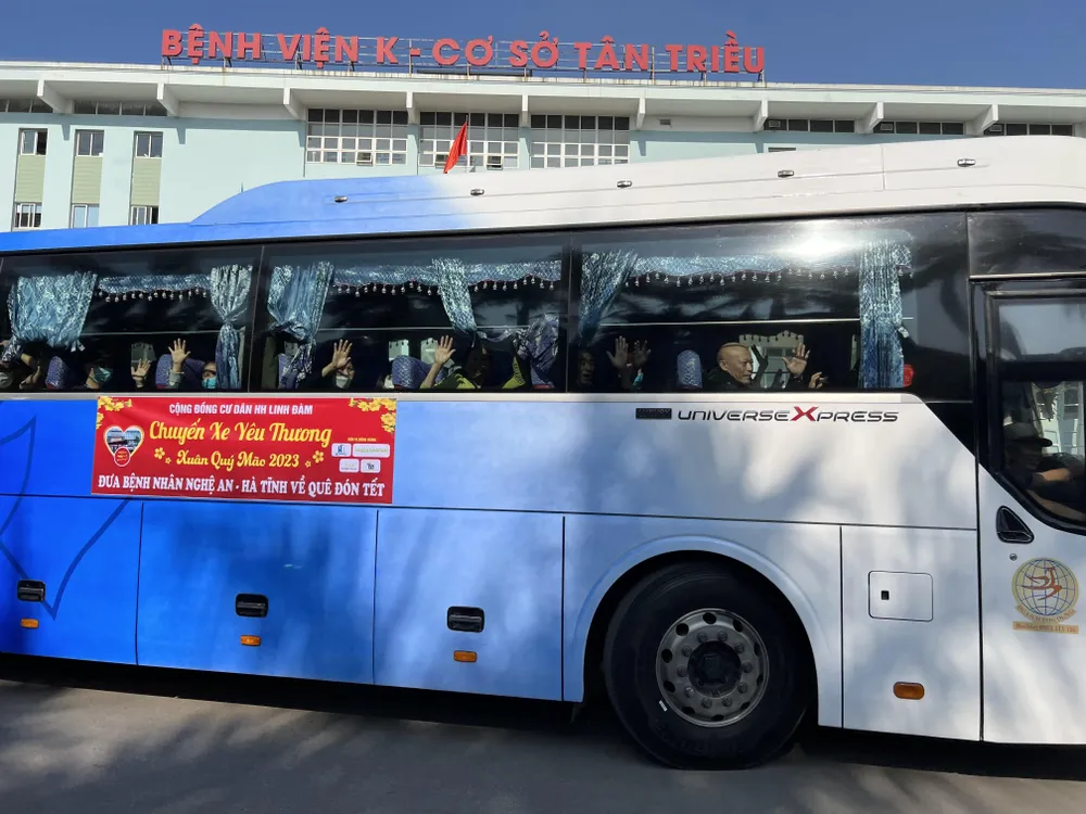 Các &quot;Chuyến xe yêu thương&quot; sẽ làm vơi bớt khó khăn cho những bệnh nhân ung thư trên đường về nhà đón tết