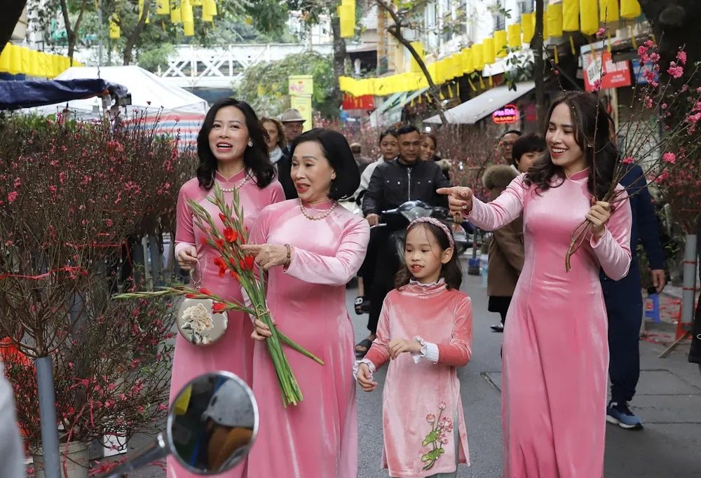 Người dân Thủ đô vui vẻ, thư thái đi chơi tại chợ hoa Hàng Lược. Ảnh: QUANG PHÚC