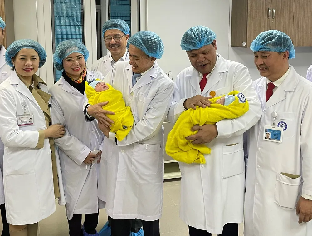 Thứ trưởng Bộ Y tế Trần Văn Thuấn và các y, bác sĩ Bệnh viện Phụ sản Trung ương chào đón những em bé ra đời trong ngày đầu tiên năm Quý Mão 2023