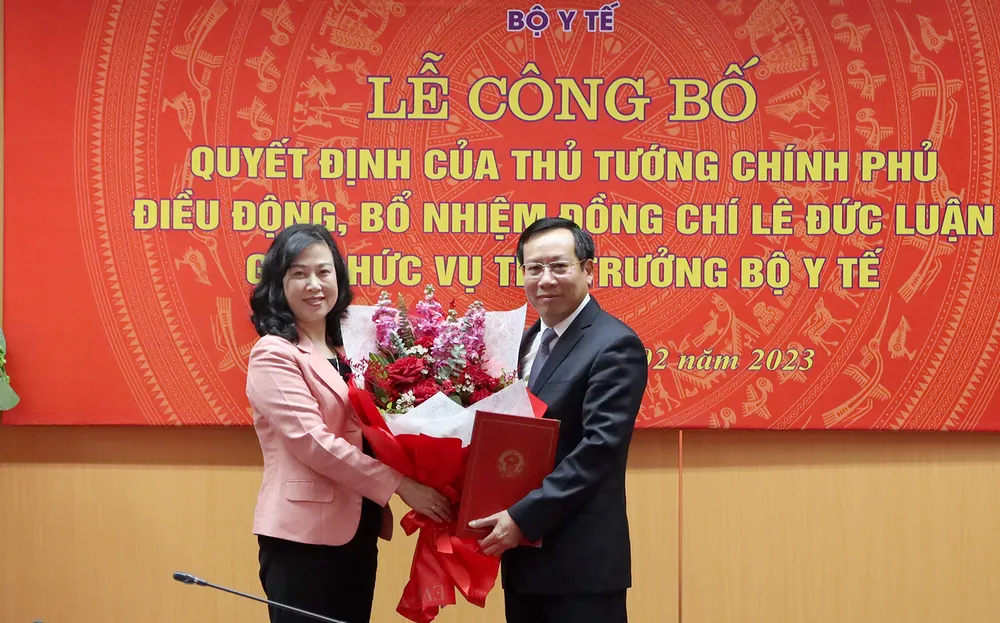 Bộ trưởng Bộ Y tế Đào Hồng Lan tặng hoa chúc mừng tân Thứ trưởng Bộ Y tế Lê Đức Luận Bộ trưởng Bộ Y tế Đào Hồng Lan tặng hoa chúc mừng tân Thứ trưởng Bộ Y tế Lê Đức Luận