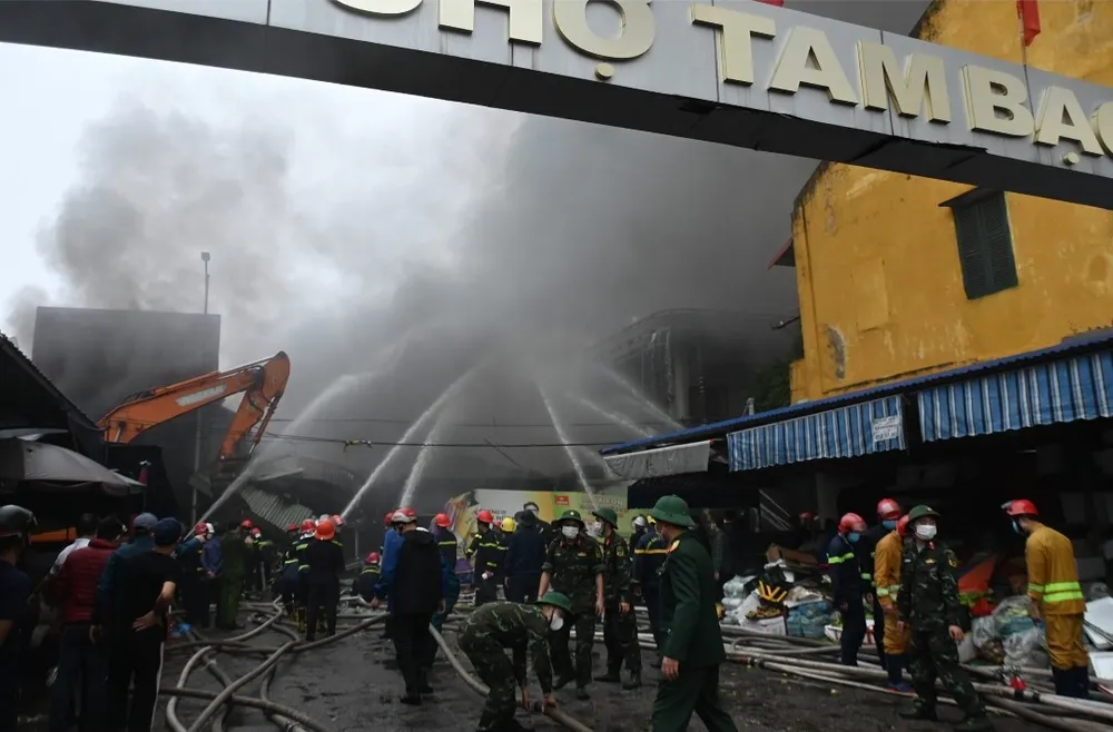 Lực lượng chức năng tập trung dập lửa tại chợ Tam Bạc