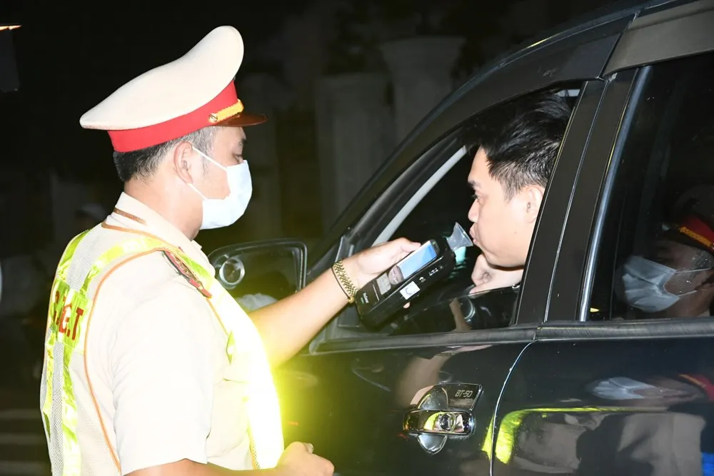 Những người là cán bộ, đảng viên, công chức vi phạm nồng độ cồn khi lái xe sẽ bị thông báo cho cơ quan quản lý để xem xét xử lý Những người là cán bộ, đảng viên, công chức vi phạm nồng độ cồn khi lái xe sẽ bị thông báo cho cơ quan quản lý để xem xét xử lý