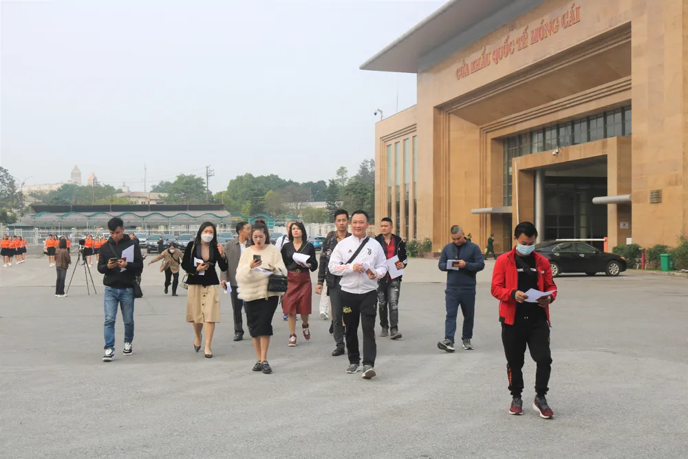 Hoạt động xuất nhập cảnh qua cửa khẩu quốc tế Móng Cái được nối lại bình thường tạo điều kiện cho người dân giao thương, thăm thân Hoạt động xuất nhập cảnh qua cửa khẩu quốc tế Móng Cái được nối lại bình thường tạo điều kiện cho người dân giao thương, thăm thân