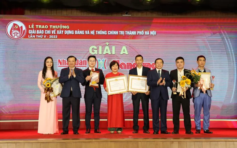 Đồng chí Đinh Tiến Dũng và Phó Trưởng ban Thường trực Ban Tuyên giáo Trung ương Lại Xuân Môn trao Giải A cho các tác giả đoạt giải Đồng chí Đinh Tiến Dũng và Phó Trưởng ban Thường trực Ban Tuyên giáo Trung ương Lại Xuân Môn trao Giải A cho các tác giả đoạt giải