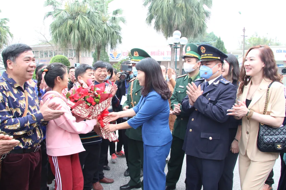 Lãnh đạo UBND TP Móng Cái tặng hoa cho những khách du lịch Trung Quốc đầu tiên nhập cảnh qua Cửa khẩu quốc tế Móng Cái Lãnh đạo UBND TP Móng Cái tặng hoa cho những khách du lịch Trung Quốc đầu tiên nhập cảnh qua Cửa khẩu quốc tế Móng Cái