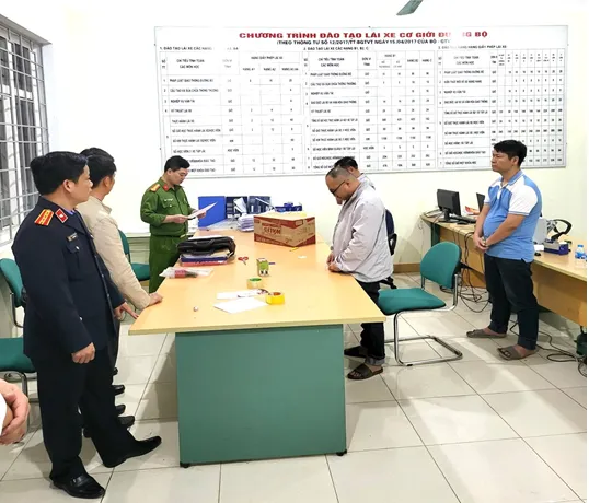 Các bị can bị khởi tố và bắt tạm giam về hành vi làm giả tài liệu Các bị can bị khởi tố và bắt tạm giam về hành vi làm giả tài liệu