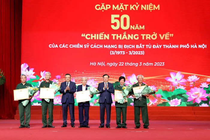 Lãnh đạo TP Hà Nội tặng bằng khen 5 Ban liên lạc chiến sĩ cách mạng bị địch bắt, tù đày tại trại giam Phú Quốc