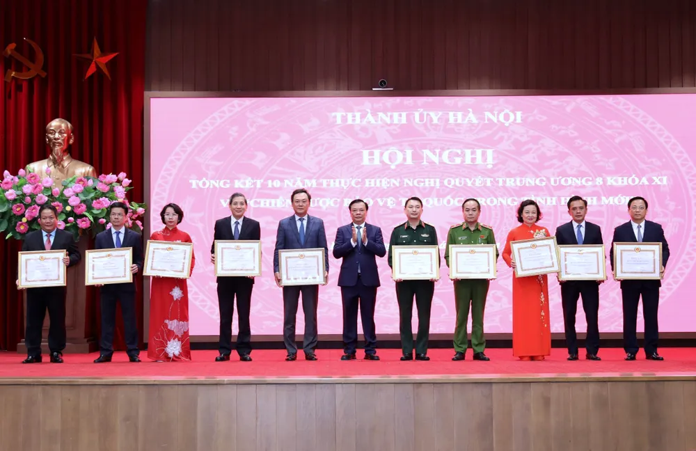 Bí thư Thành ủy Hà Nội Đinh Tiến Dũng tặng bằng khen cho các cá nhân, tập thể có thành tích xuất sắc thực hiện Nghị quyết Trung ương 8. Ảnh: VIẾT CHUNG Bí thư Thành ủy Hà Nội Đinh Tiến Dũng tặng bằng khen cho các cá nhân, tập thể có thành tích xuất sắc thực hiện Nghị quyết Trung ương 8. Ảnh: VIẾT CHUNG