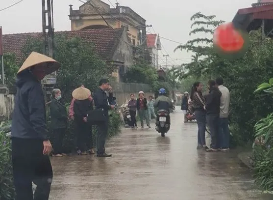 Người dân thôn Tạ Trung bàng hoàng trước vụ việc xảy ra tại nhà ông Lâm Người dân thôn Tạ Trung bàng hoàng trước vụ việc xảy ra tại nhà ông Lâm