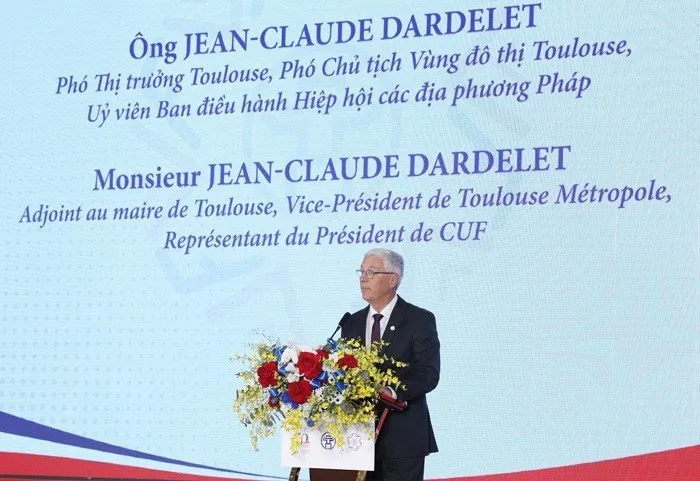 Ông Jean Claude Dardelet, Phó Thị trưởng Thành phố Toulouse, Ủy viên Ban Điều hành Hiệp hội các địa phương Pháp phát biểu tại hội nghị Ông Jean Claude Dardelet, Phó Thị trưởng Thành phố Toulouse, Ủy viên Ban Điều hành Hiệp hội các địa phương Pháp phát biểu tại hội nghị