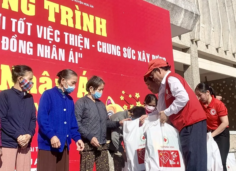 Trong Tháng Nhân đạo có nhiều hoạt động giúp đỡ hỗ trợ người nghèo, người có hoàn cảnh khó khăn Trong Tháng Nhân đạo có nhiều hoạt động giúp đỡ hỗ trợ người nghèo, người có hoàn cảnh khó khăn