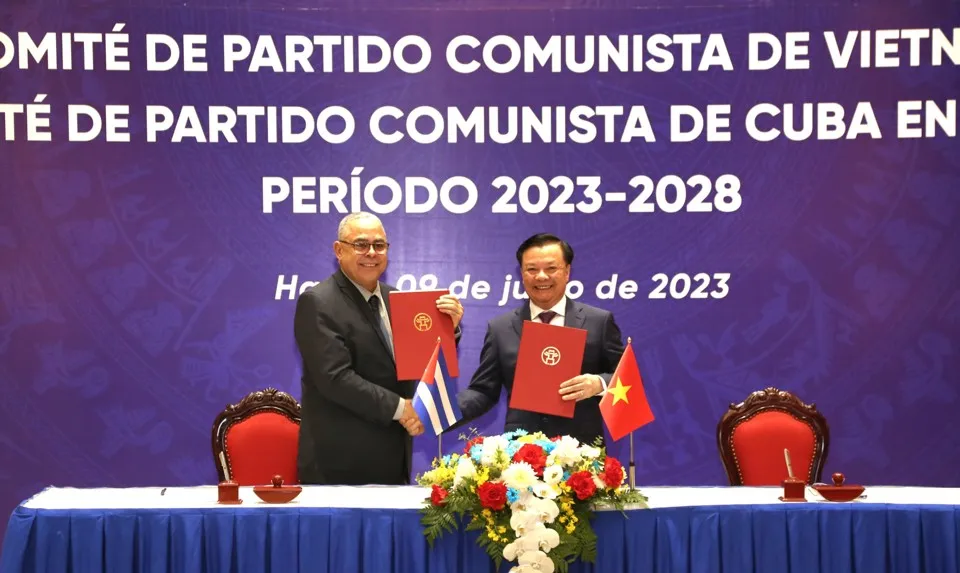 Đồng chí Đinh Tiến Dũng và đồng chí Luis Antonio Torres Iríbar ký kết thỏa thuận hợp tác giữa Thành ủy Hà Nội và Thành ủy La Habana