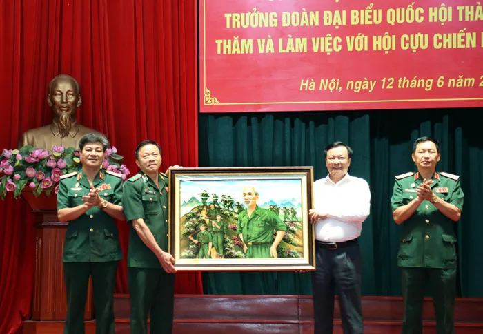Đồng chí Đinh Tiến Dũng tặng bức tranh "Bác vẫn cùng chúng cháu hành quân" cho Hội Cựu chiến binh TP Hà Nội Đồng chí Đinh Tiến Dũng tặng bức tranh "Bác vẫn cùng chúng cháu hành quân" cho Hội Cựu chiến binh TP Hà Nội