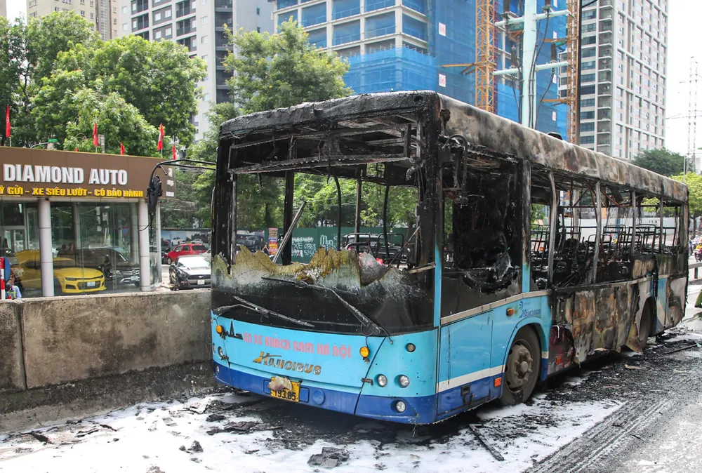 Chiếc xe buýt bị cháy, hư hỏng nhiều bộ phận Chiếc xe buýt bị cháy, hư hỏng nhiều bộ phận