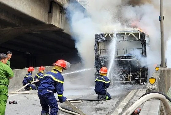 Lực lượng chức năng dập lửa vụ cháy xe buýt ở đường Vành đai 3 Lực lượng chức năng dập lửa vụ cháy xe buýt ở đường Vành đai 3