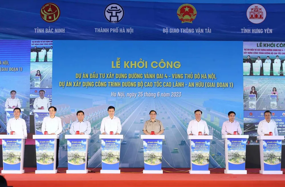 Thủ tướng Phạm Minh Chính và lãnh đạo TP Hà Nội cùng đại diện các bộ, ngành chức năng bấm nút khởi công dự án đường Vành đai 4 - Vùng Thủ đô. Ảnh: QUANG PHÚC Thủ tướng Phạm Minh Chính và lãnh đạo TP Hà Nội cùng đại diện các bộ, ngành chức năng bấm nút khởi công dự án đường Vành đai 4 - Vùng Thủ đô. Ảnh: QUANG PHÚC