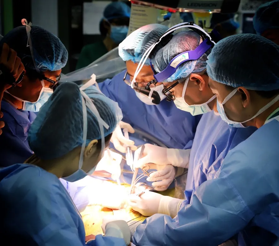 Các bác sĩ Bệnh viện Nhi trung ương đang thực hiện một ca ghép gan