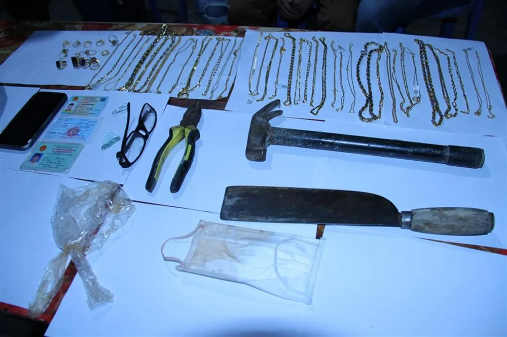 Dụng cụ gây án và tang vật của vụ cướp tiệm vàng Dụng cụ gây án và tang vật của vụ cướp tiệm vàng