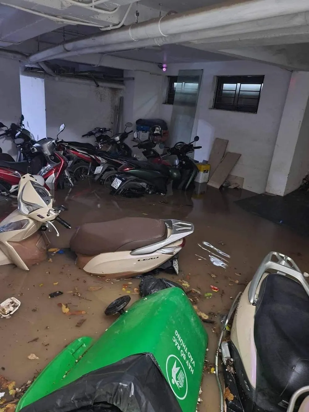 Tầng hầm của một chung cư ở Hà Nội bị ngập nước sau cơn mưa chiều nay
