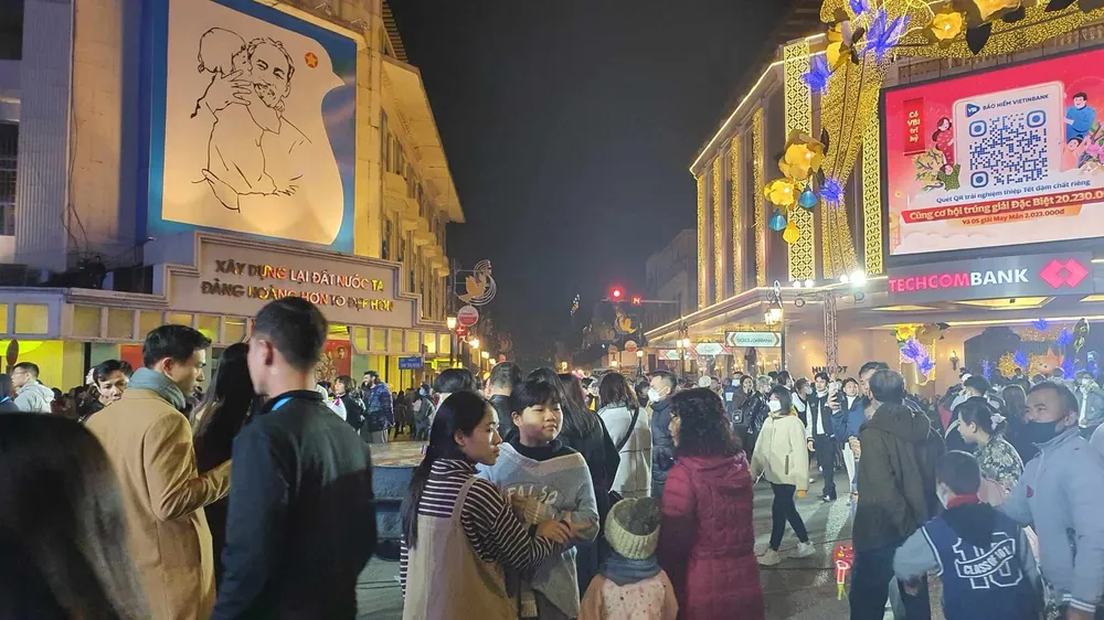 Phố đi bộ quanh hồ Hoàn Kiếm luôn đông nghịt người dân và du khách mỗi dịp cuối tuần. Ảnh: QUANG PHÚC