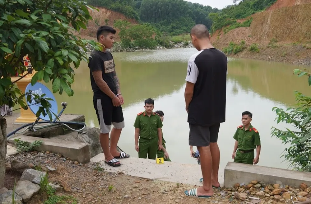 Cơ quan công an yêu cầu các đối tượng thực nghiệm lại hiện trường vụ việc hành hạ con nợ. Ảnh: Công an Hòa Bình cung cấp Cơ quan công an yêu cầu các đối tượng thực nghiệm lại hiện trường vụ việc hành hạ con nợ. Ảnh: Công an Hòa Bình cung cấp