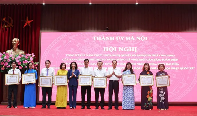 Lãnh đạo TP Hà Nội tặng bằng khen cho các tập thể, cá nhân có thành tích xuất sắc