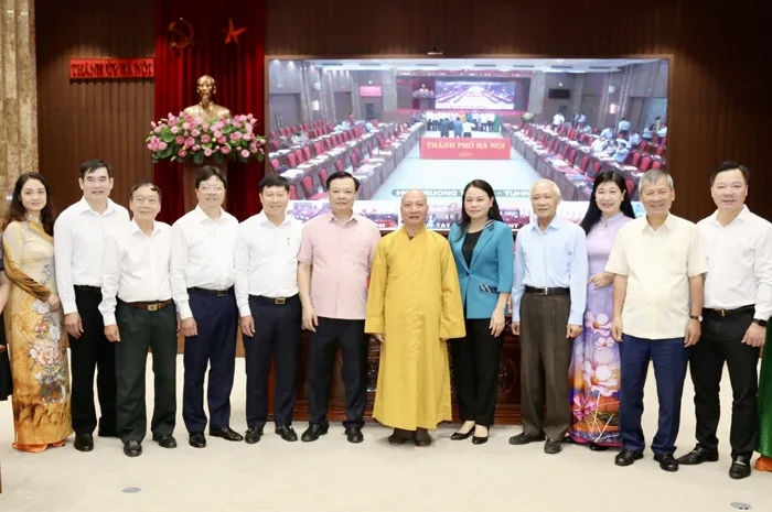 Đồng chí Đinh Tiến Dũng chụp ảnh lưu niệm với các đại biểu dự hội nghị Đồng chí Đinh Tiến Dũng chụp ảnh lưu niệm với các đại biểu dự hội nghị