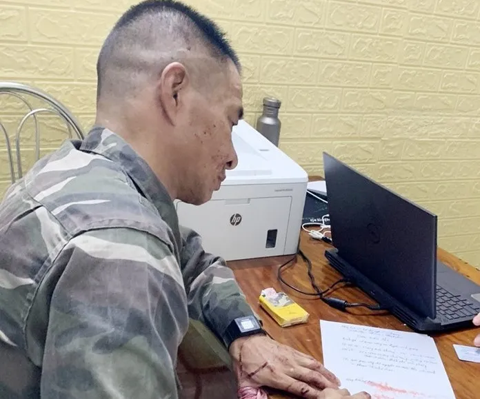 Nghi phạm Hoàng Anh Thắng ra đầu thú tại cơ quan công an Nghi phạm Hoàng Anh Thắng ra đầu thú tại cơ quan công an