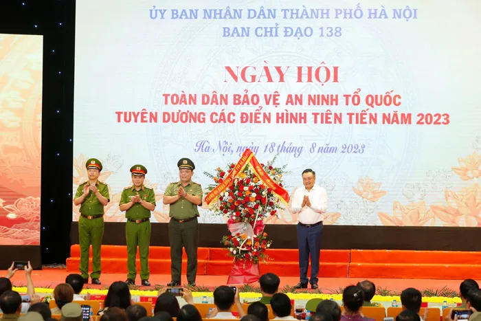 Chủ tịch UBND TP Hà Nội tặng hoa chúc mừng Công an TP Hà Nội nhân kỷ niệm Ngày truyền thống lực lượng Công an nhân dân Chủ tịch UBND TP Hà Nội tặng hoa chúc mừng Công an TP Hà Nội nhân kỷ niệm Ngày truyền thống lực lượng Công an nhân dân