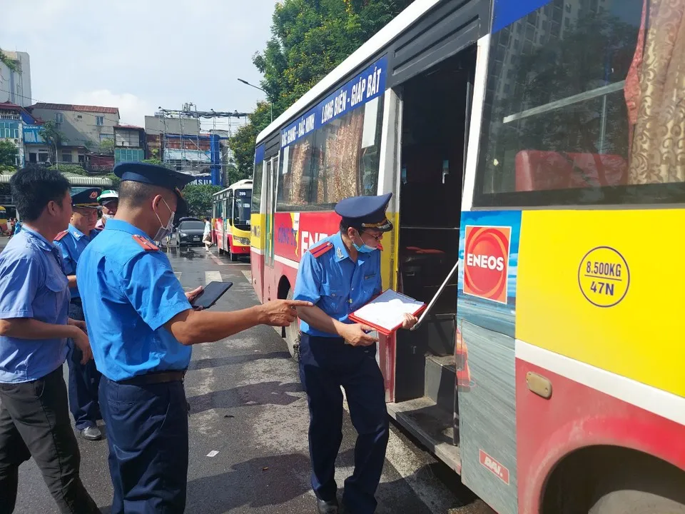Lực lượng Thanh tra giao thông Hà Nội kiểm tra 1 xe buýt trước khi xuất bến Lực lượng Thanh tra giao thông Hà Nội kiểm tra 1 xe buýt trước khi xuất bến