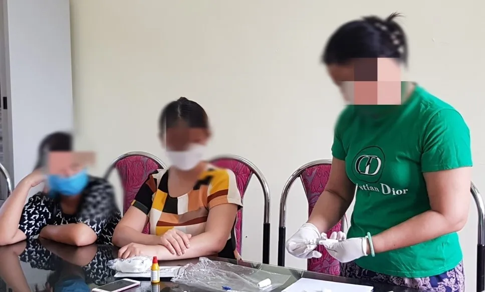 Một số thành viên nhóm "Bông hồng đen" thực hành lại việc lấy máu Một số thành viên nhóm "Bông hồng đen" thực hành lại việc lấy máu
