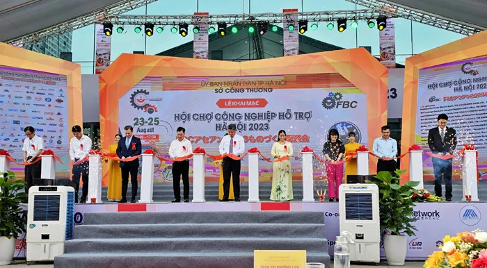 Các đại biểu cắt băng khai mạc Hội chợ Công nghiệp hỗ trợ Hà Nội năm 2023