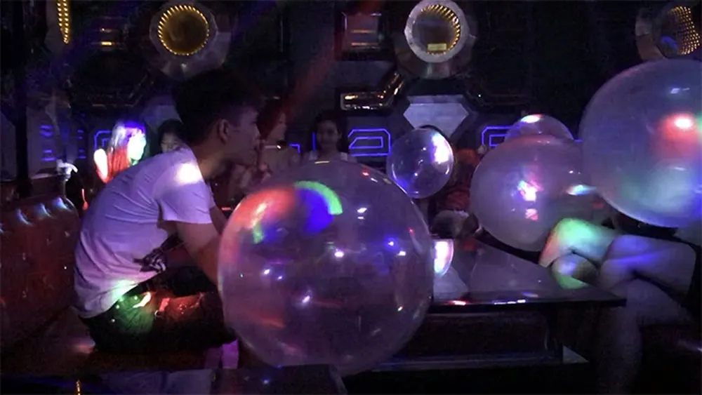 Việc lạm dụng bóng cười gây nguy hại cho sức khỏe và làm mất kiểm soát hành vi Việc lạm dụng bóng cười gây nguy hại cho sức khỏe và làm mất kiểm soát hành vi